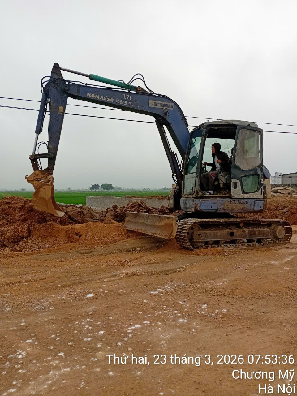 ban may xuc komatsu , hoat dong tot , cty suat hoa don ,