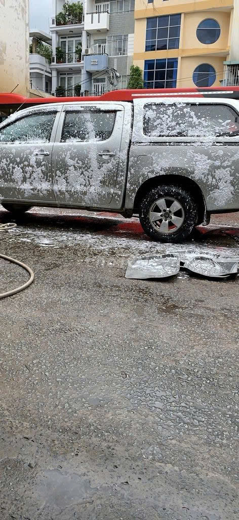 xe ban tai toyota hilux doi 2009, dong co dau, mau bac.