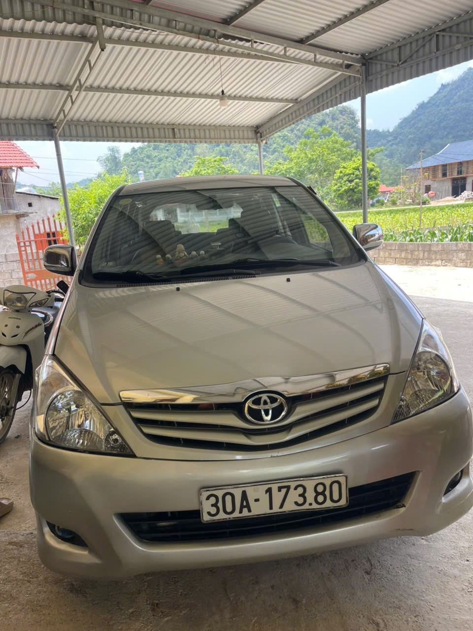 xe gia dinh muon doi len doi xe can ban con inova 2010