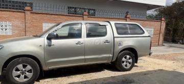 Xe bán tải Toyota Hilux đời 2009, động cơ dầu, màu bạc.